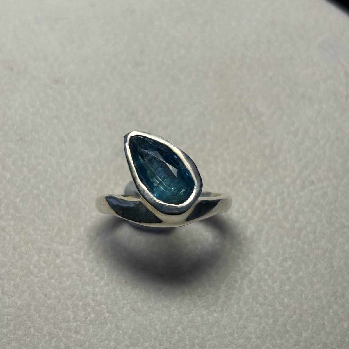 Tanzanite - size 6
